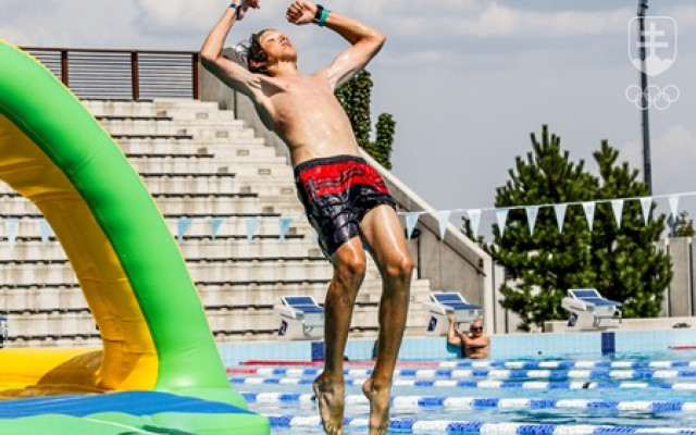Michal Oravec sa nad vodou pochválil aj saltom.