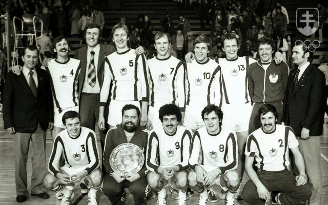 Zdenek Nocar (v podrepe druhý zľava) ako súčasť tému volejbalistov ČH Bratislava v najslávnejšej ére tohto klubu, ktorý sa mohol popýšiť víťazstvom v Európskom pohári majstrov 1979, aj v Pohári víťazov pohárov 1981.