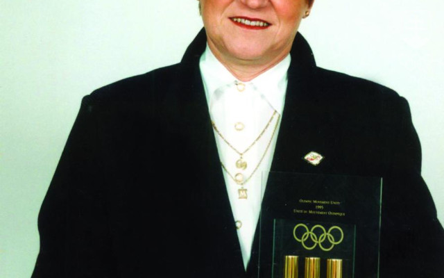 Mária Mračnová s výročnou trofejou MOV Jednota olympijského hnutia.