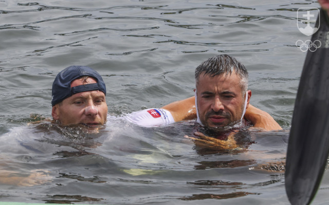S dlhoročným trénerom Petrom Likérom sa vykúpali po bronzovej olympijskej jazde štvorkajaka vo vodách Tokijského zálivu. 