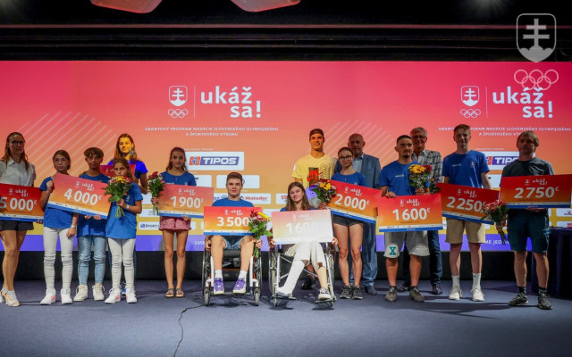 Spoločná fotografia všetkých prítomných ocenených v rámci "Ukáž sa!" v roku 2022 aj s najvyššími predstaviteľmi SOŠV a Nadácie SOŠV.