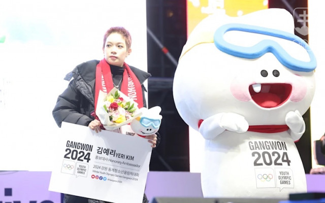 Maskot ZOH mládeže 2024  v kórejskom Kangnungu Mung-čo s ambasádorkou podujatia, b-girl a medailistkou z OH mládeže Kim Je-ri.