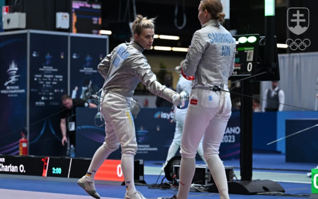 Momentka zo záveru zápasu medzi Ukrajinkou Oľhou Charlanovou a v „neutrálnych farbách“ vystupujúcou Ruskou Annou Smirnovovou na nedávnych majstrovstvách sveta.