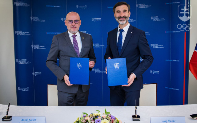 Vykonávací protokol k Memorandu o spolupráci podpísali prezident SOŠV Anton Siekel (vľavo) a minister zahraničných vecí Juraj Blanár. 