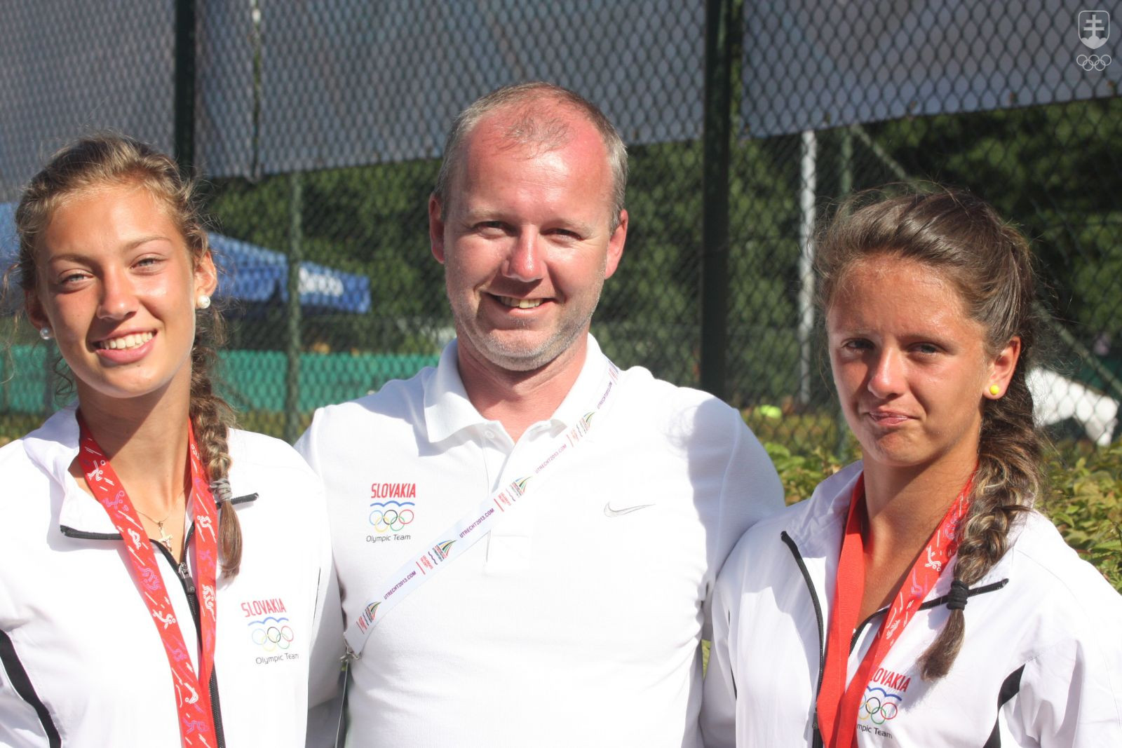 Jozef Gönci spolu so zlatými tenistkami, vľavo Tereza Miháliková, vpravo Viktória Kužmová. FOTO: ROMAN JÁNOŠKA