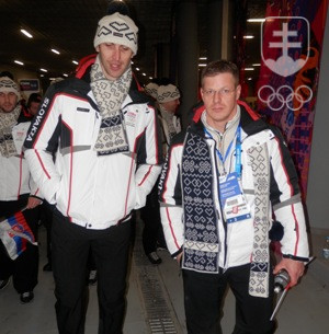 Bývalý vzpierač a dnes bobista Martin Tešovič (vpravo), ktorý bol už na svojej šiestej olympiáde, cestou na otvárací ceremoniál ZOH v Soči v spoločnosti kapitána tímu našich Zdena Cháru, ktorý si pripísal tretiu účasť na ZOH. FOTO: ĽUBOMÍR SOUČEK