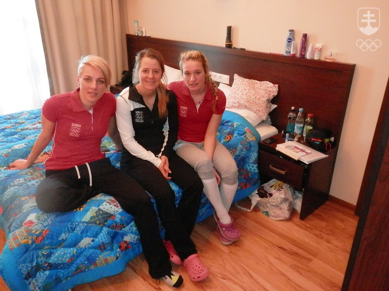 Slovenské biatlonistky Terézia Poliaková, Martina Chrapánová a Paulína Fialková v izbe krátko pred odchodom na nedeľňajší popoludňajší tréning. FOTO: SOV