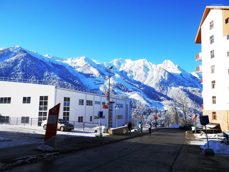 Na snímke z horskej olympijskej dediny je vľavo budova reštaurácie. FOTO: SOV