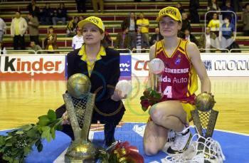 Natália Hejková s kapitánkou ružomberského tímu Ivetou Bielikovou po víťazstve v Európskej lige 2000. FOTO: TASR