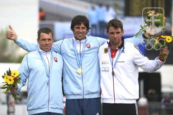 Viedenský stupeň víťazov v C1 - zľava strieborný Martikán, zlatý Slafkovský a bronzový Benzien. FOTO: TASR/MICHAL SVÍTOK