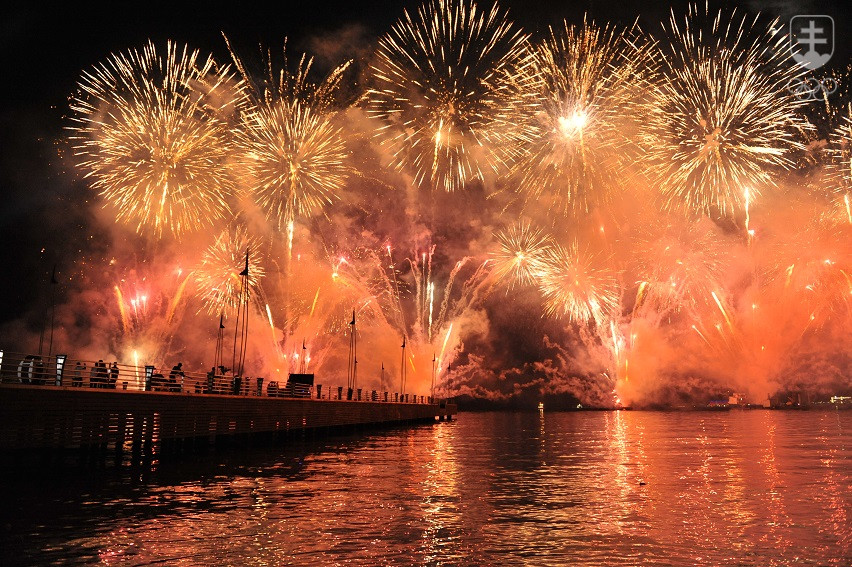 Stredajšiu večernú slávnosť v Baku ozvláštnil aj ohňostroj. FOTO: BAKU 2015