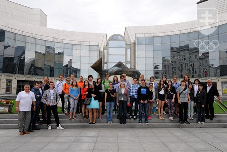 Spoločná fotografia účastníkov vedomostnej súťaže pred novostavbou Slovenského národného divadla. FOTO: JÁN SÚKUP