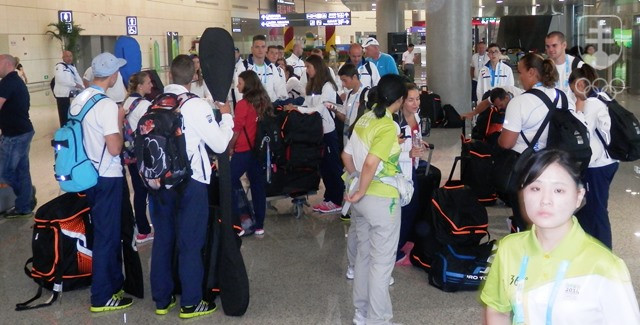 Hlavná časť slovenskej výpravy po prílete pri čakaní na odvoz do olympijskej dediny. FOTO: ĽUBOMÍR SOUČEK