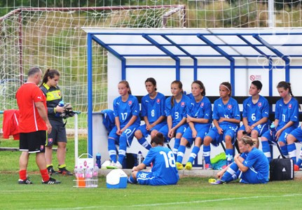 Pohľad na lavičku slovenského reprezentačného tímu futbalistiek do 15 rokov v prestávke jedného prípravného zápasu. FOTO: JÁN SÚKUP