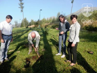 Delegácia Maďarskej olympijskej akadémie pri sadení stromčeka. FOTO: ĽUBOMÍR SOUČEK