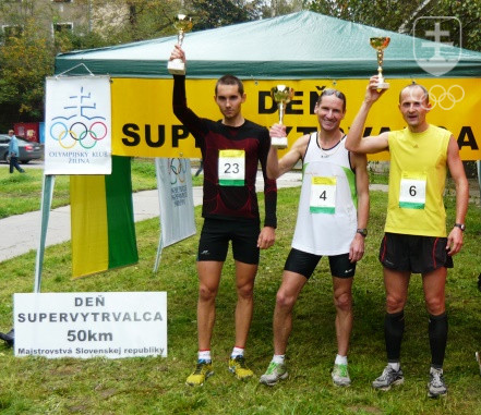 Na fotografii  v strede víťaz Peter Tichý, vľavo Martin Kais a vpravo Roman Chromek.