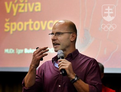 Doktor Igor Bukovský prednášal o výžive športovcov. FOTO: JÁN SÚKUP