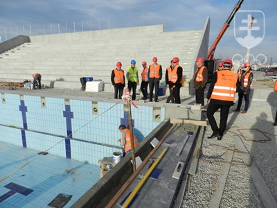 Predstavitelia SOV aj ČOV pri prehliadke stavby otvoreného 50 m bazéna v komplexe Elements Resort v Čilistove. FOTO: ĽUBOMÍR SOUČEK