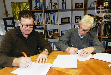 Pri podpise zmluvy vľavo predseda SZTK Marian Kukumberg, vpravo prezident SOV František Chmelár. FOTO: MOJMÍR GAŠKO