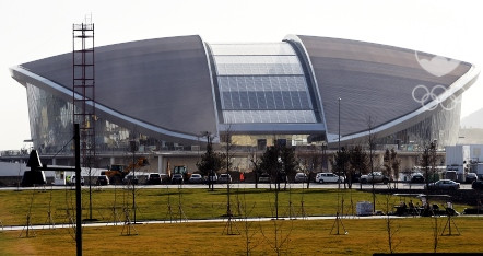 Aktuálny vzhľad novo budovaného Aquatického centra v Baku. FOTO: BEGOC