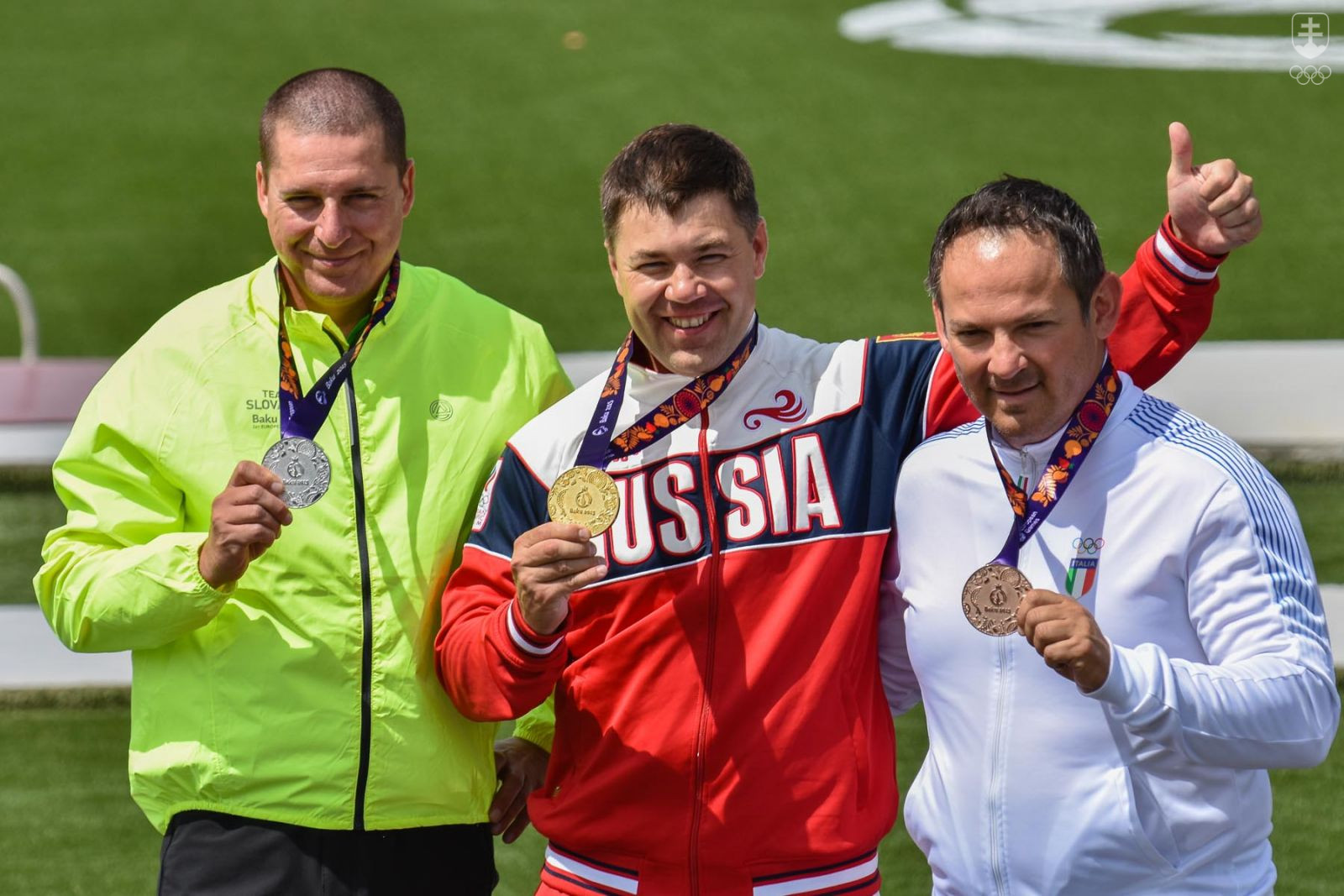 Medailisti súťaže trapistov - zľava strieborný Erik Varga, v strede zlatý Rus Alipov a vpravo bronzový Talian Pellielo. FOTO: JÁN SÚKUP, SOVo