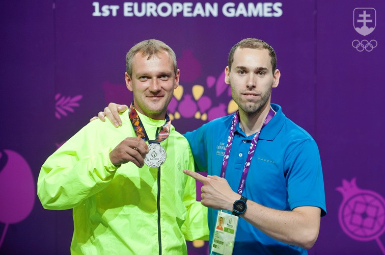 PAvol Kopp s medailou spolu so streleckým kolegom Jurajom Tužinským. FOTO: ŠTART
