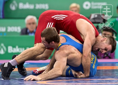 István Lévei (v červenom drese) v úspešnom súboji o bronz s Ukrajincom Demiankovom. FOTO: ŠTART