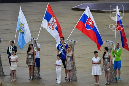 Slovenskú vlajku na plochu štadióna priniesol volejbalista Radoslav Prešinský. FOTO: JÁN SÚKUP, SOV