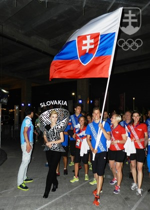 Slovenskú výpravu priviedol na štadión ako vlajkonosič triatlonista Richard Varga. FOTO: ĽUBOMÍR SOUČEK, SOV