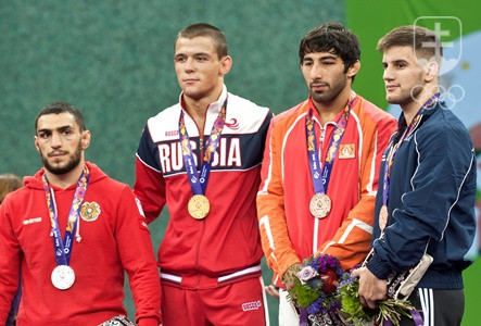 Na stupni víťazov zľava strieborný Armén Aruťuňan, zlatý Rus Surkov a bronzoví medailisti Azerbajdžanec Alijev a István Lévai. FOTO: ŠTART