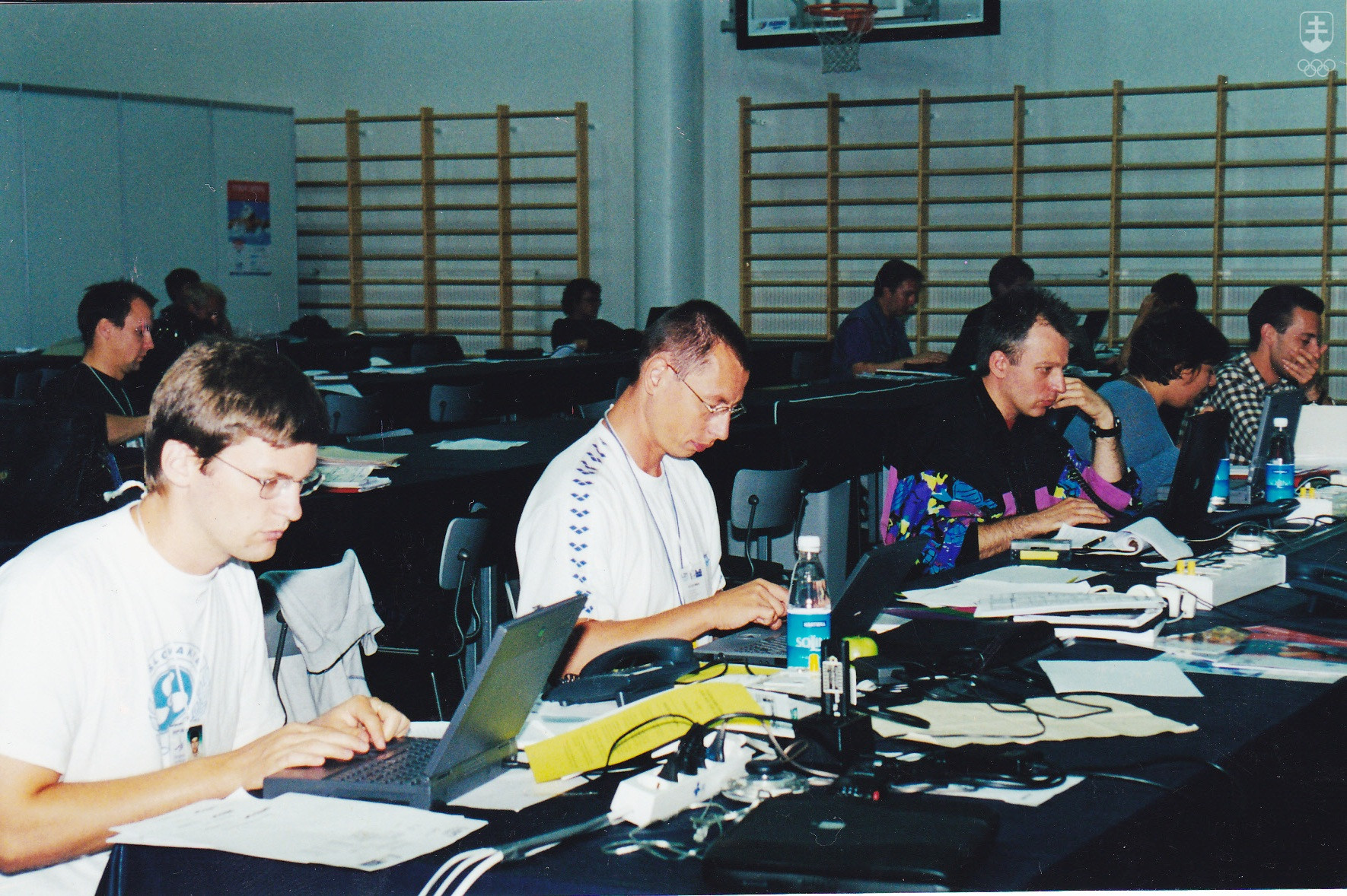 Ľubomír Souček (vpravo) medzi novinárskymi kolegami Marošom Nitonom (v strede) a Rastislavom Hríbikom počas majstrovstiev Európy v plávaní 2000 v Helsinkách. 