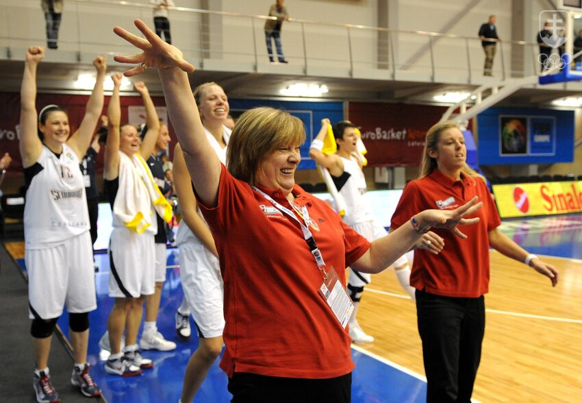 Na ME 2009 v Lotyšsku pôsobila Natália Hejková ako športová riaditeľka tímu basketbalistiek Slovenska. Takto sa spolu s hráčkami tešila z víťazstva nad Češkami.