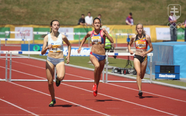 Michaela Pešková (v strede) v šprinte tesne pred cieľom 400 m cez prekážky. FOTO: ROMAN JÁNOŠKA
