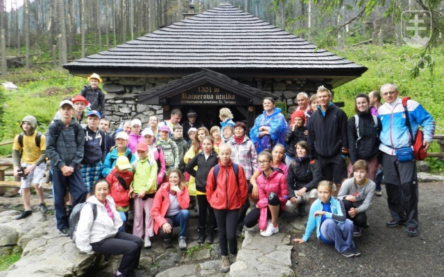 Spoločná fotografia účastníkov tábora v roku 2013 pri Rainerovej útulni. FOTO: JURAJ BOBULA