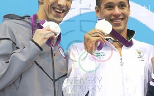 Päťnásobný medailista z OHM 2010 v Singapure Chad LeClos (vpravo) na OH v Londýne zdolal aj fenomenálneho Michaela Phelpsa. FOTO: TASR/AP