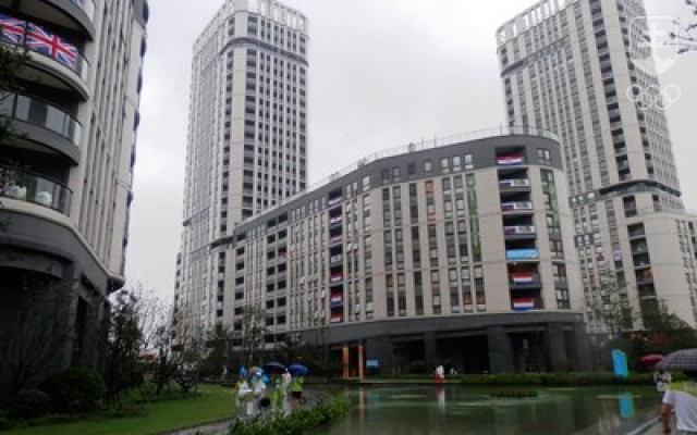 Slovenská výprava v Nankingu obýva 5., 6. a 7. poschodie výškovej budovy vľavo. FOTO: ĽUBOMÍR SOUČEK
