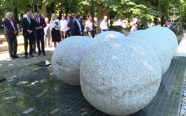 Prezident SR Andrej Kiska (druhý zľava) pri návšteve Národného pamätníka olympionikov. FOTO: MESTO MARTIN