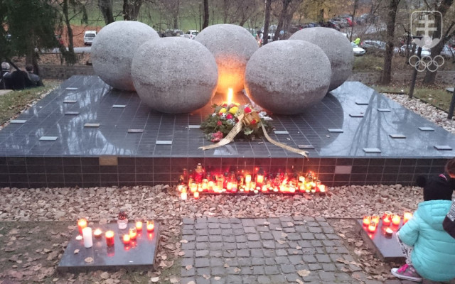 Pri Národnom pamätníku olympionikov v Martine zahorelo mnoho kahancov