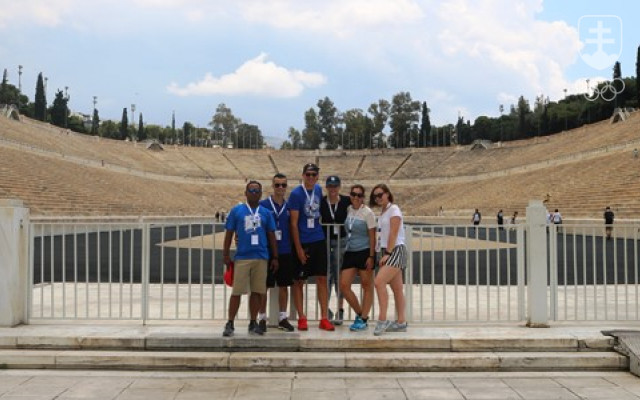S novými priateľmi za zahraničia na Panaténajskom štadióne v Aténach.