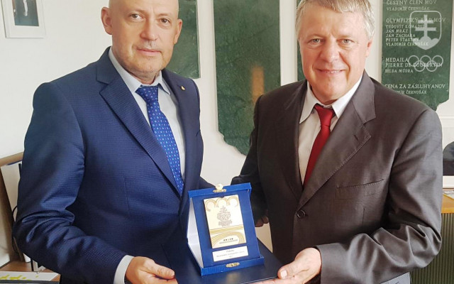 Veľvyslanec Milan Lajčiak s Plaketou SOV, ktorú mu odovzdal prezident SOV Anton Siekel. FOTO: SOV/ĽUBOMÍR SOUČEK