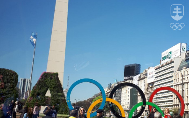 Fotka s kruhmi a obeliskom v pozadí denne lákala zástupy ľudí.