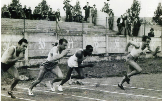 Karol Kállay prvý sprava, tretí Ewell. Bratislava, beh na 100 m (Zdroj: archív MTK, SOŠV – SOŠM)