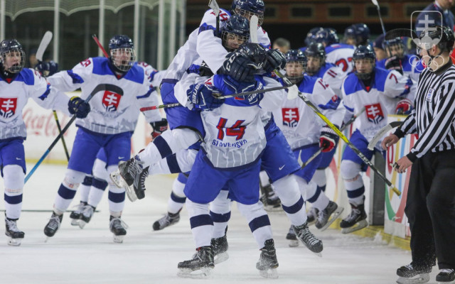 Naši mladí hokejisti rozhodli o svojom prvom víťazstve na turnaji až v predĺžení. FOTO: : SOŠV/Andrej Galica