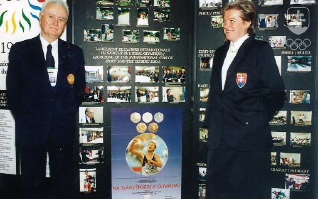 Ako podpredsedníčka SOV v roku 1995 spoločne s predsedom SOV Vladimírom Černušákom pri prezentácii bohatého spektra olympijských aktivít. FOTO: ARCHÍV