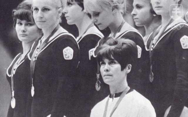 So striebornou olympijskou medailou zo súťaže družstiev na OH 1968 Marika (celkom vľavo) hneď vedľa fenomálnej Věry Čáslavskej. FOTO: ARCHÍV SOŠV