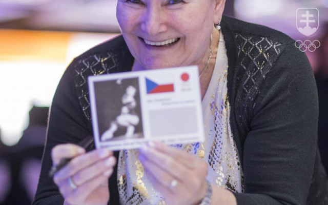 Marika Némethová-Krajčírová so svojou podpisovou kartou. FOTO: TASR/MICHAL SVÍTOK