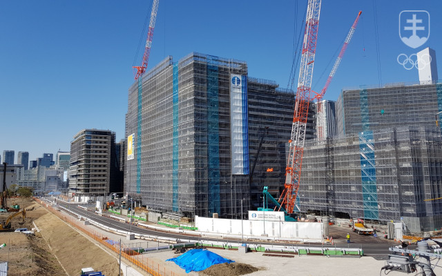 Takto v marci vyzeral stav výstavby Olympijskej dediny v Tokiu.