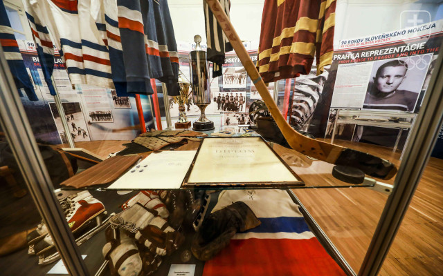 Významné exponáty pochádzajú zo zbierky SOŠV - Slovenského olympijského a športového múzea, ale aj z hokejovej siene slávy či súkromných zbierok.