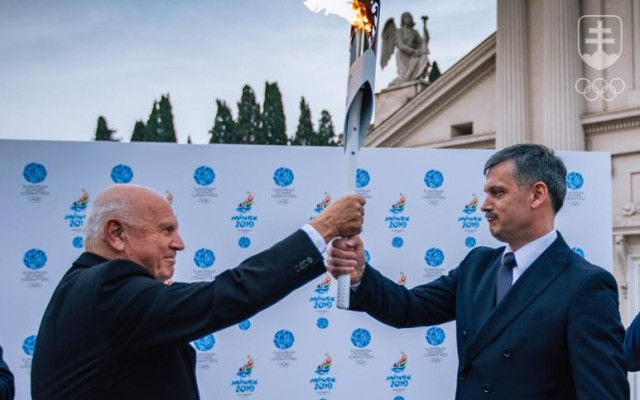 Prezident Európskych olympijských výborov Janez kocijančič (vľavo) odovzdal v Ríme pochodeň s Ohňom mieru bieloruskému ministrovi športu a turistiky Sergejovi kovaľčukovi.