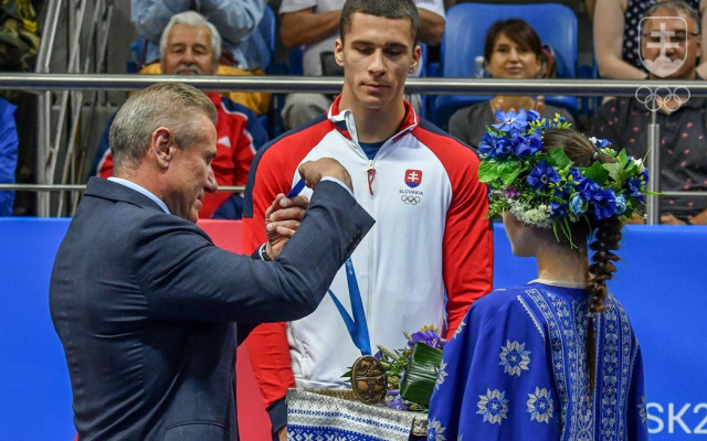 Boxer Andrej Csemez si prevzal bronzovú medailu z rúk Sergeja Bubku.